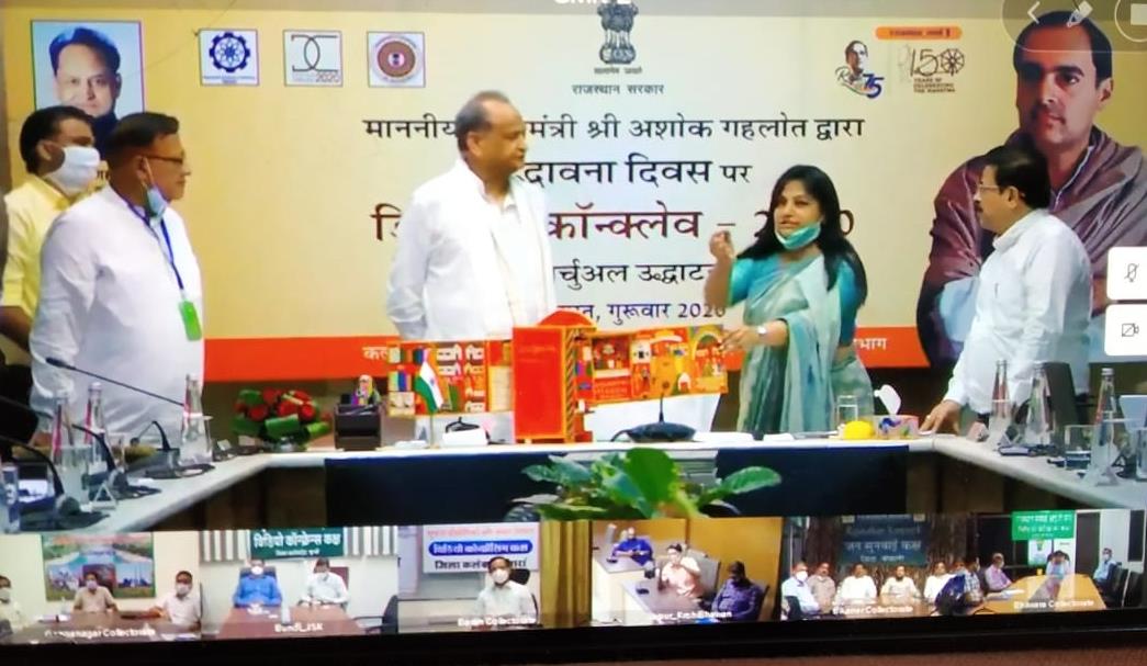 Director IICD, Dr. Toolika Gupta with honourable Chief Minister of Rajasthan, Shri Ashok Gehlot , during the 76th birth anniversary celebrations of India’s former Prime Minister, Late Mr. Rajiv Gandhi